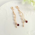 ガーネットと淡水パールのマスクイヤリング／ピアス／イヤリング