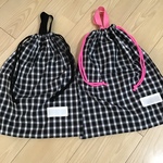 【再11】超デカ🤣43×36持ち手付き大きめお着替え袋⭐️かさばらない丈夫な薄て❤️シンプルブラックチエック ⭐️ お着替え袋🌟旅行用衣類入れ⭐️オムツ入れ⭐️体操着入れ男の子シンプルな巾着