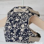 【サンプル品】犬用　エプロンハーネス　小花柄　カラー：ネイビー【エプロンハーネス　スリムMサイズ】　オプション：【カフェリード】or【リングリード】