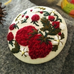 大人女子のキラキラベリー🍓★手刺繍ブローチ