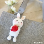 キーホルダー　苺うさぎ　No.2138