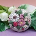 【受注製作】手刺繍ブローチ・ヘアゴム  《花束P》×リネン  くるみボタン
