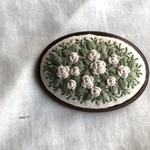 White rose 刺繍木枠ブローチ（大）