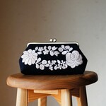 ネイビー微起毛リネン　白い花刺繍がま口ポーチ　L