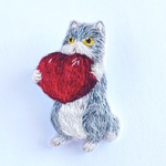 愛にしがみつく猫の刺繍ブローチ