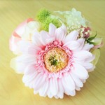 ガーベラと小花のコサージュ&ヘアアクセ（ピンク）