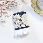 新作　インド刺繍　刺繍リボン　ネイビー　ホワイト　フリンジ　花柄　フラワー　ポニーフック　＊　キラキラ　マジェステ　ヘアカフス　結婚式　プレゼント　ギフト　お呼ばれ　お洒落　大人可愛い　ヘアフック
