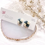 『刺繍花のイヤリング』ホワイト× くすみブルー