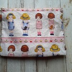 A:折マチポーチ 25cmファスナー(輸入生地／レトロドール・ベージュ系全面)