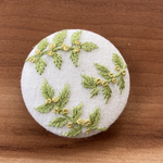 刺繍くるみボタン（ヘアゴム/ブローチ）