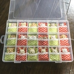 45【再販】シルバニア　赤ちゃん　ベッド　布団　ケース　収納　赤＆黄緑ギザギザ柄