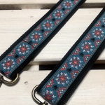 30mm幅・斜め掛けストラップ☆黒ベルト＋ターコイズ×アスタリスクの様な刺繍チロリアンテープ