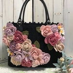 ピンクローズとマーガレットのトートバッグ（ブラック）★レース編み　ファスナー口　手編み　バラ　薔薇　エミーグランデ　