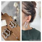 ポリマークレイ×メタルビーズのモノトーンピアス