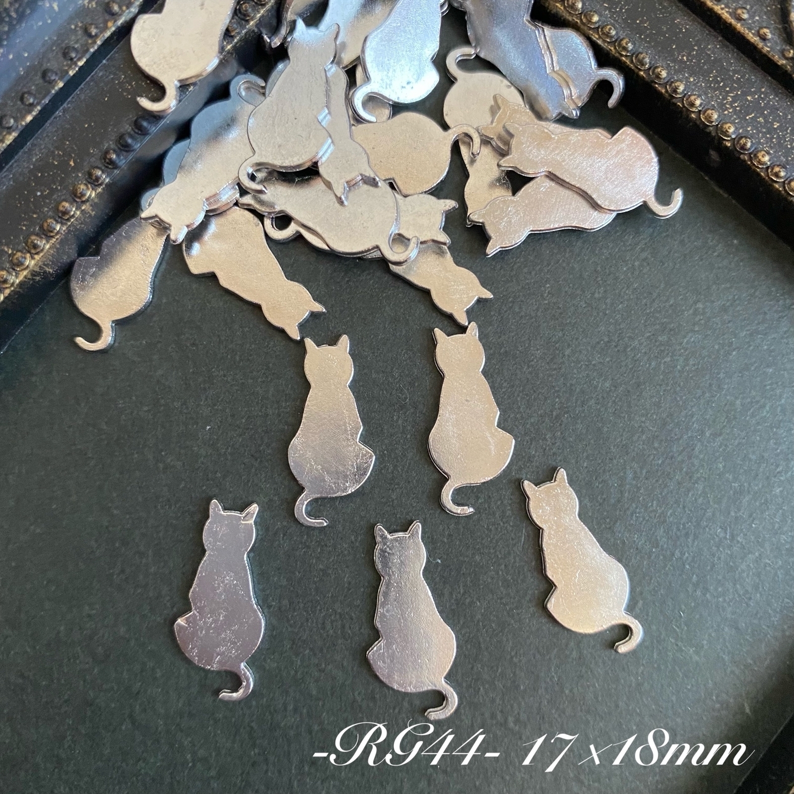 RG44 ちょこん猫 レジン封入パーツ シルバー17*8mm 10個 - - Rubyco