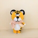 とらさん（ピンクもこもこマフラー）あみぐるみ