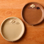 鼻と歯がもっこりウサギ皿2匹（アイボリー＆チョコ）