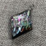 虹の結晶 ブラックひし形曲面 ペンダントBK-038