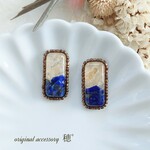 【一点物】ラピスとシトリンのバイカラー耳飾り❇ピアスorイヤリング【金属アレルギー対応】〔ビーズ刺繍 アンティーク ヴィンテージ レトロ 天然石 さざれ石 レジン 個性的 アクセサリー〕 