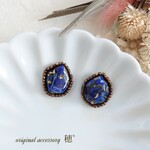 ラピスラズリの鉱石型耳飾り❇ピアスorイヤリング【金属アレルギー対応】〔ビーズ刺繍 アンティーク ヴィンテージ レトロ 天然石 さざれ石 青 ブルー レジン アクセサリー〕 