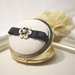 小花とリボンのコンパクトミラー（ホワイト）