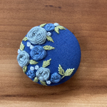 刺繍くるみボタン（ヘアゴム/ブローチ）