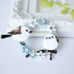 仲良しシマエナガちゃんと雪のリングブローチ。つまみ細工
