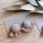 【秋冬ピアス】ベージュ モカ  くるみボタン フリンジ ピアス