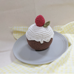 出産祝い ハーフバースデー 等に ♡ イチゴが乗ったケーキ ラトル   ( あみぐるみ )