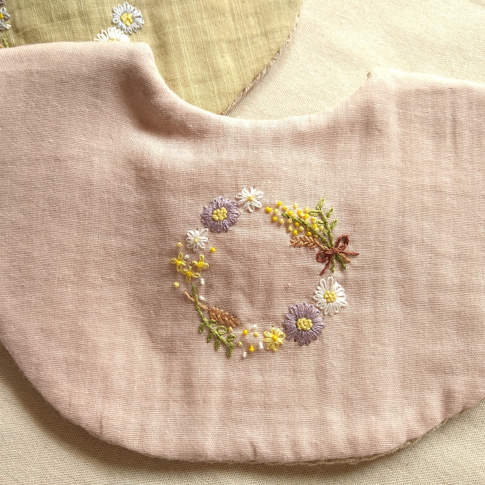 オーダー承ります】お花のリース 手刺繍スタイ 各種型あり