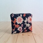 レトロな花柄刺繍のフラットポーチ　サテン　ポケット付き　ラッピング対応可　母の日　紺　ネイビー　冬　　637