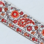インド刺繍リボンᢂシルクペイズリー　ホワイト　 インド刺繍/刺繍リボン/リボン/シルクリボン/トリム/ブレード/ジャガードリボン/チロリアンテープ/レース