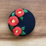 刺繍くるみボタン（ヘアゴム/ブローチ）