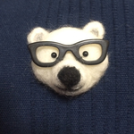 黒縁メガネのしろくまブローチ