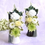カーネーションとマムのお手入れ不要のお供え花・華やかなコンパクト仏花・グリーン