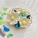 ブローチ　春の花～マーガレットとデイジーの花束～ブルー～トートバッグ・帽子・胸元・襟元に