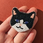 ハチワレ猫　ブローチ　ビーズ刺繍