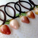 カラフルイチゴのヘアゴム《送料無料》〔Haru-No-Umi ジュエリー店〕
