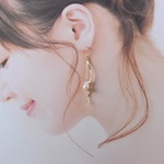 ＊14kgf＊個性的な淡水パールと風の流れのピアス＊イヤリングに変更可能＊フォーマル＊揺れる