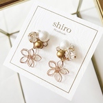 ワイヤーフラワーチャームと上品マットゴールドパールのビジュー　ピアス　イヤリング　結婚式　お呼ばれ　デイリー　サージカルステンレス