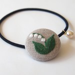 c様ご注文分「刺繍のくるみボタンのヘアゴム（スズラン）」