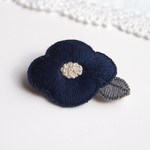 [受注制作]お花の刺繍ブローチ（navy）