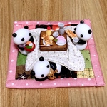 スルメで酒盛りのパンダ🐼たち☆樹脂粘土ピンク系