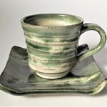 深みのある緑のコーヒーカップ