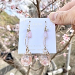 桜　舞う　ハーバリウムピアス　イヤリング　金属アレルギー対応　春　さくら　揺れる