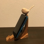可愛いエナガと桜無垢材のスマホスタンド