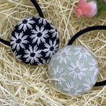大人かわいい 刺繍 お花の刺繍  くるみボタン ヘアゴム⑦ マーガレット