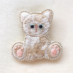 まねきねこ刺繍ブローチ　ベージュ系