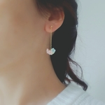 春色小花の揺らめきイヤリング／ピアス
