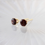 ※新春SALE※4mmガーネットの立爪ピアス